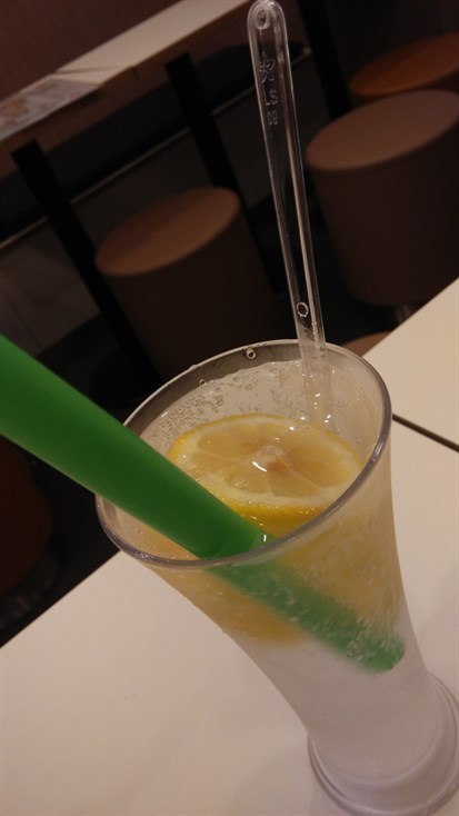 跟餐凍飲要加錢是常識吧！不過，店方添加了菠蘿粒令這杯凍檸水多了點層次。