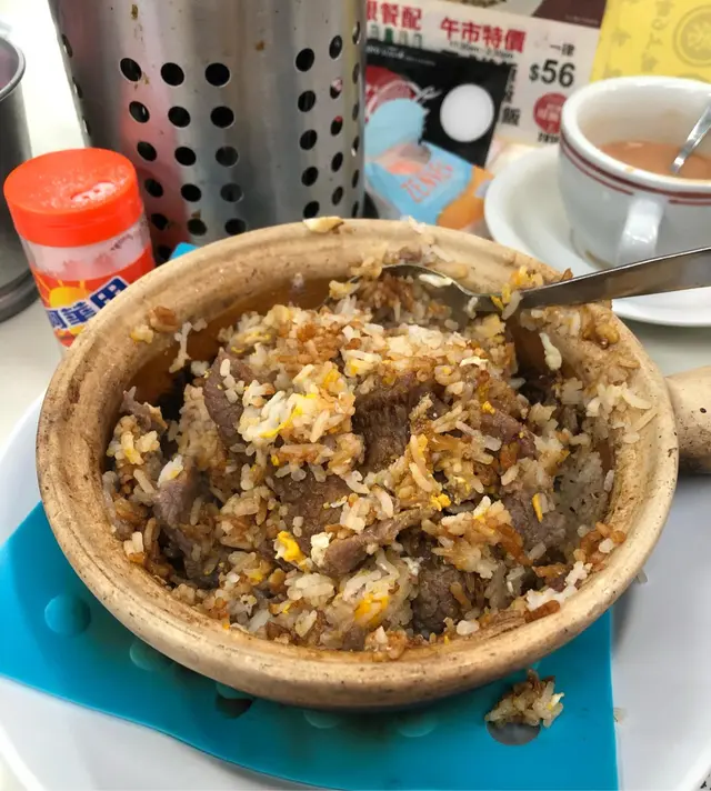 窩蛋牛肉煲仔飯