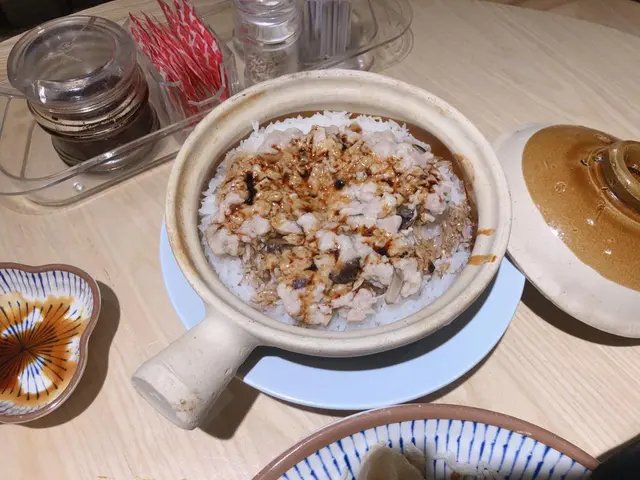 土魷肉餅煲仔飯