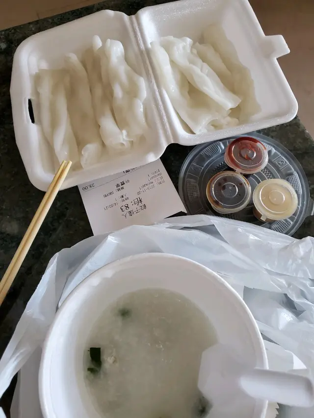 生菜魚滑粥+淨腸粉
