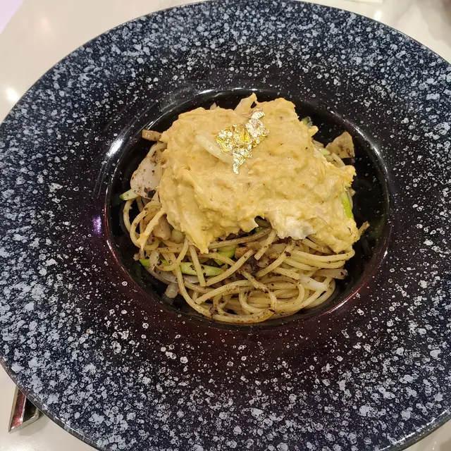 黃金蟹肉配黑橄欖醬意大利粉