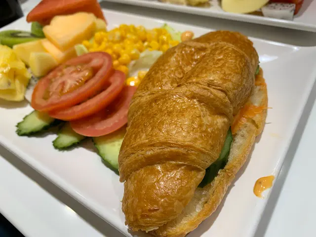 煙三文魚配牛角酥