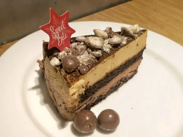 弄碎麥提莎朱古力灑在蛋糕面，就是脆脆了！