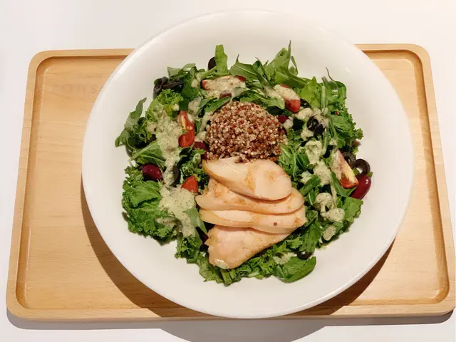 羽衣甘藍、煙雞胸、藜麥、車厘茄、意式油醋沙律配上新鮮湯品