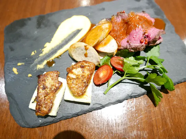 燒美國西冷牛扒、烤德國腸拼盤及香煎羊架