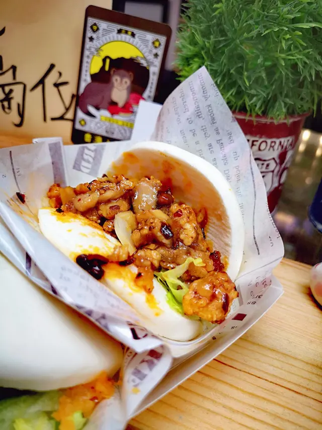 好微的辣度，不常吃辣的人都能接受到
雞肉嫩滑juicy，配上特別醬汁夠晒惹味
包身索滿麻辣雞d醬汁，食落唔會乾身
再佐以生菜絲等同樣十分搭配