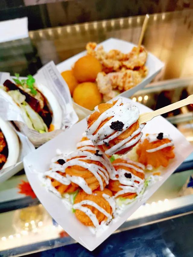 薯花係將薯仔壓成蓉再炸，賣相整成扭紋花咁更吸引
份量仲好多tim！
表層炸至微微香脆，內裡薯蓉夠晒軟綿香滑，完全唔會乾
最正係佢俾好多黑松露醬🤩更香更層次