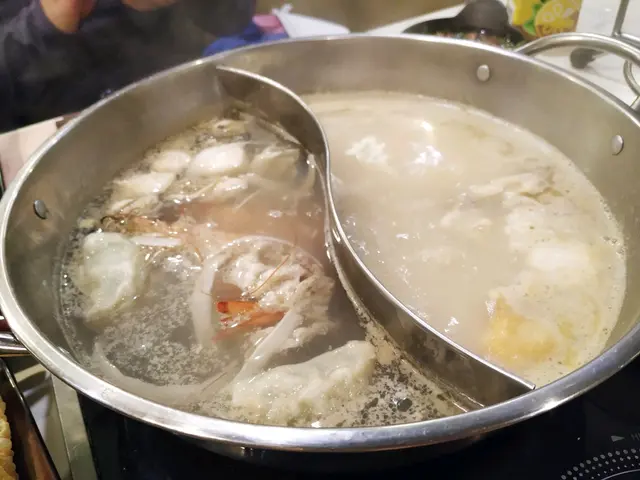 火鍋湯底有8款， 可以加18蚊揀鴛鴦湯底。 今次點左九州豬骨湯和清甜椰青湯。