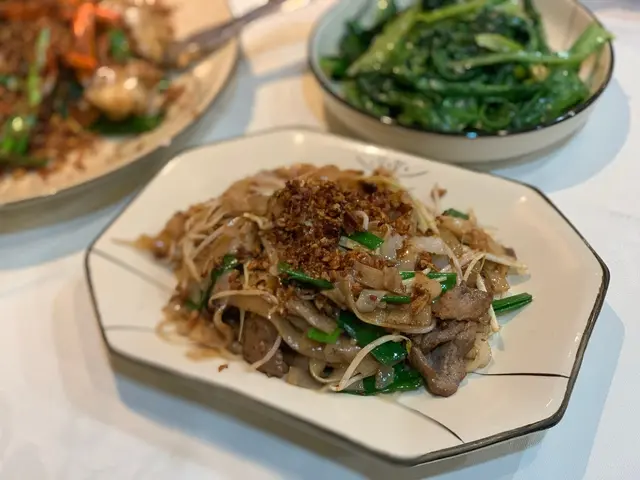 河粉炒得條條分明,唔會痴埋一pat pat,
牛肉片質地軟腍,
加埋炸蒜一齊食好惹味!
食唔夠喉,我地仲拎埋炒蟹嘅炸蒜一齊加落去食。😂😂