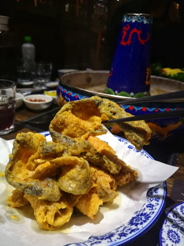 打邊爐除咗必食牛豬,最鍾意嘅莫過於響鈴同炸魚皮,而呢度仲可以選擇埋黃金咸蛋口味,即叫即炸,新鮮上到已經聞到超香咸蛋味重點讚嘆黃金響鈴比較少見,就咁食都超酥脆,或者如常浸1~2秒湯,表皮已經瞬間吸到新鮮蜆湯內裏依然保持少少脆口,口感冇得頂