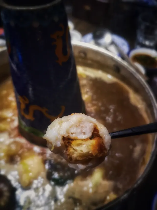 上到嚟我地以為係普通丸,面層滑到我地以為食緊蝦滑,超正點知咬落先知原來呢粒就係鬼馬油炸鬼😳!呢款真係非常特別,粒丸淥咗內裡嘅油炸鬼粒仲可以保持到脆酥香到底係點做到架~