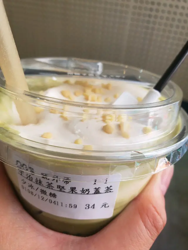 隨飲品附送小鏟子，可舔食奶蓋