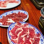 牛雜湯底非常正！鐘意食牛雜既一定要叫、好耐無食過有牛肺既牛雜,  其他配料分得好仔細、唔識分但都好好食！秘製牛汁都超好味、埋單仲有88折、折後每人都係$200、散叫黎講係好抵、仲要係黃店、一定會再去