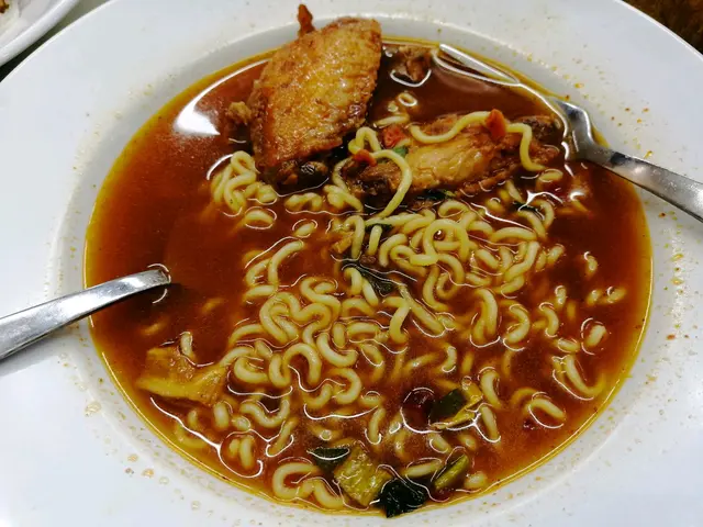 午餐：香煎雞中翼辛辣面