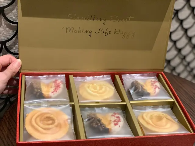 一盒有12片玫瑰酥和9片朱古力蝴蝶酥,
最重要係全部都係獨立包裝,
咁就唔洗擔心開左就要即刻食晒佢啦!
可口酥皮配以玫瑰花🌹造型嘅「玫瑰酥」,口感鬆脆,
每一口都有淡淡嘅玫瑰花香味。
蝴蝶酥一邊沾上法國黑朱古力配上紅桑莓乾果脆粒,
另一邊沾上白朱古力和沾上爆炸糖,幾新穎嘅配搭。