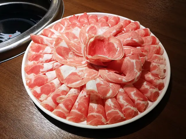 來羊肉專門的火鍋店當然要點份羊~
羊的拼盤也很多選擇
我們選擇了這份感覺比較性價比高的,
賣相非常吸引,很大一份拼湊起一碟花
很少在普通的火鍋店點羊肉,因為怕不新鮮,會很騷
但他們家的羊據悉是只用天然牧場放養的6個月大幼羊
我給這份羊非常高的評價,肥瘦有致,
薄切的幼羊小小塊不要滾太久,吃起來確實肉質格外新鮮嫩滑,完全不會有臭或膻的口感
而且他們對自家的羊很有信心,還推薦不用蘸醬料的喔
輕輕一滾,已能帶出濃濃的羊肉鮮味。
順帶一提其他的款式還有愛心,太陽等形狀,肉類也更豐富