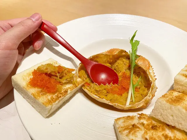 松葉蟹肉的甲羅燒配上多士