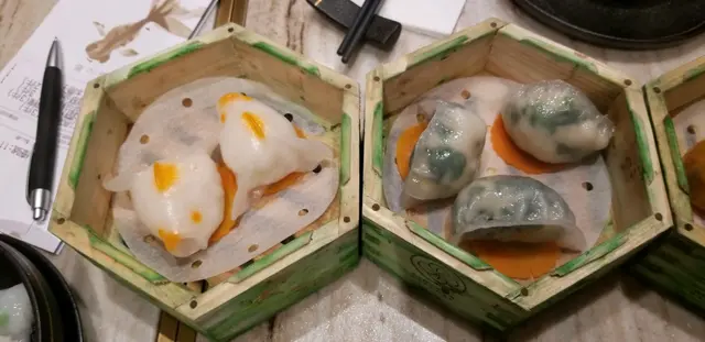 百花翡翠金魚餃(左)