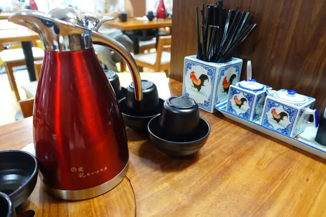 桌上備有餐具及熱水壺，相當周到！