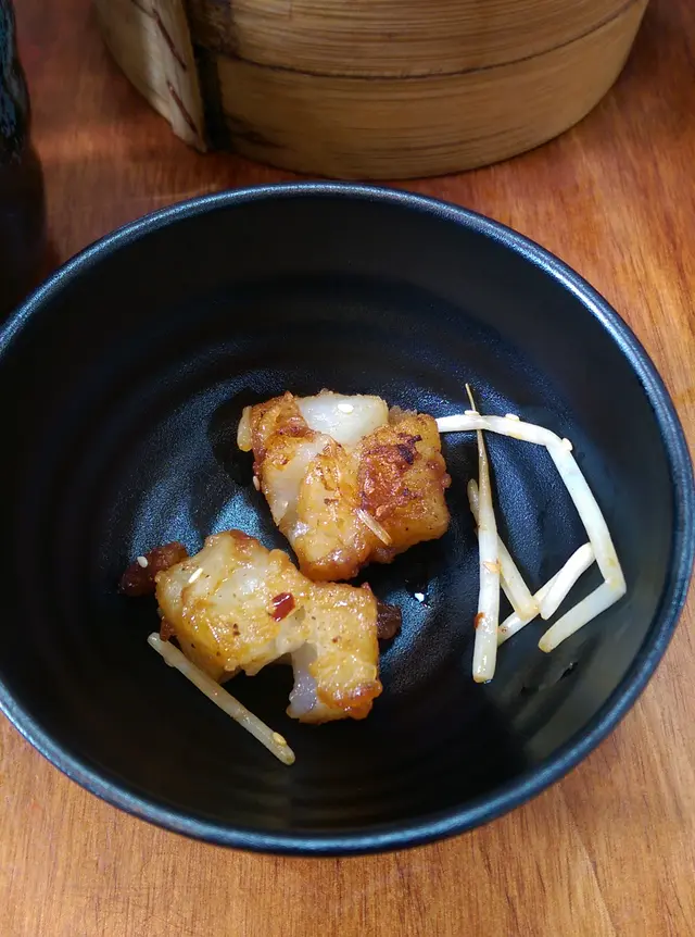 炒蘿蔔糕香口惹味 質感太軟淋， 跟前者銀針粉同樣帶出微辣！