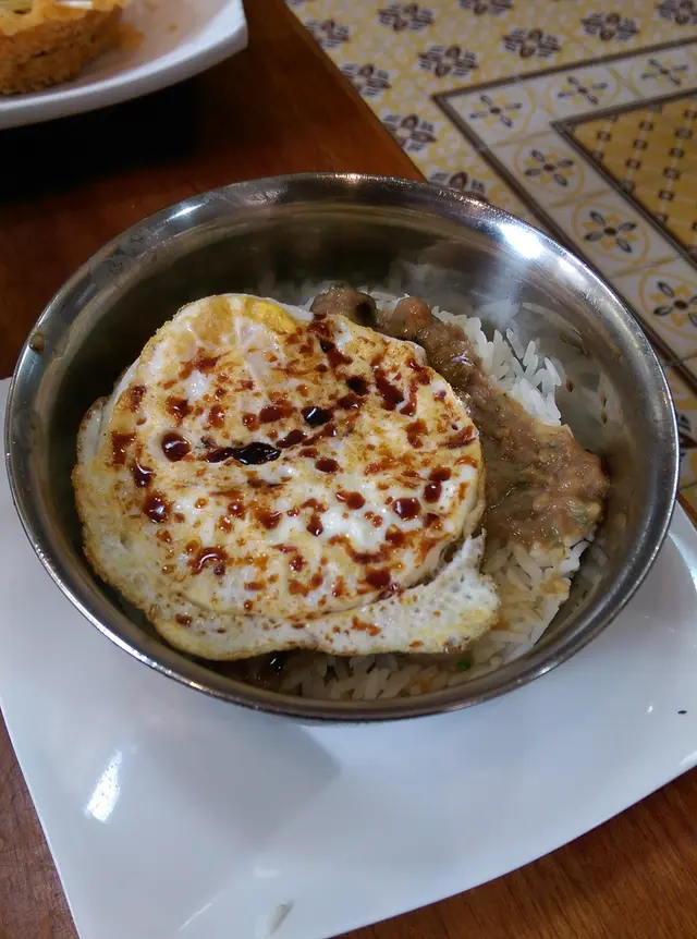 牛肉混合香蔥及芫茜，入口軟淋，飯粒卻是乾了一點