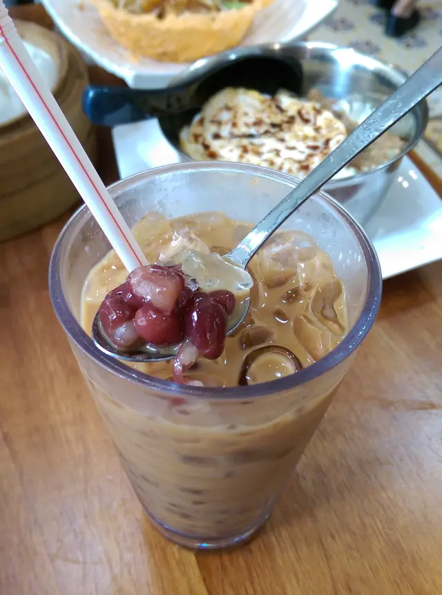 加入奶茶後的紅豆冰，顯得不太甜