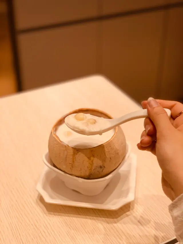 熱椰皇蛋白蓮子燉雪燕