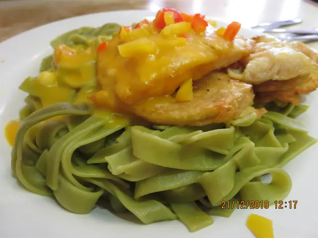 粟米汁斑塊菠菜闊麵條