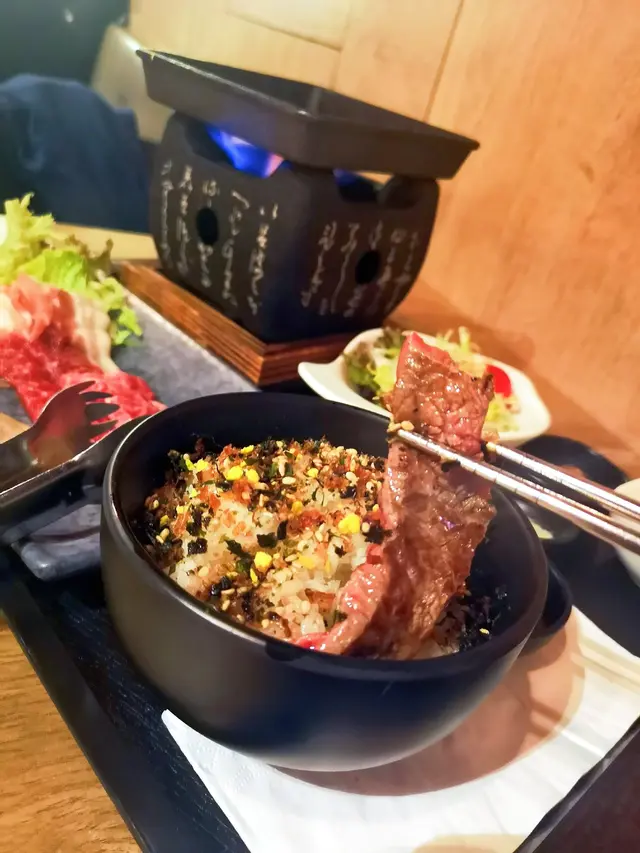 拼盤有３款——和牛前胸肉﹑牛肩肉和豚肉
上檯已見肉的色澤飽滿新鮮👍🏻
附上一個已加牛油的小火爐，一落和牛發出嘅吱喳聲...都咪話唔頂癮🤤🤤
火候夠強，薄身的和牛輕輕微燒三兩下已散發出牛油同牛肉嘅香氣
咬落軟滑香濃，齒頰留香

豚肉肉質同樣夠豐潤鮮嫩，全熟都不會覺得韌，
撈埋飯口感更豐富，一啖肉一啖飯完全停唔到口，店員唔該再嚟一份丫！