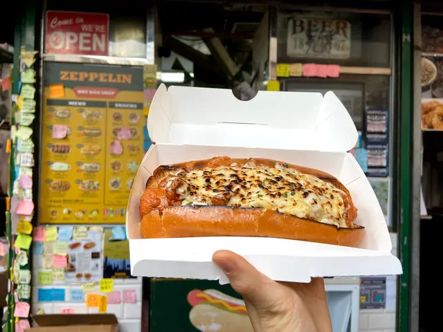 邪惡到   芝士爆多 喪拉絲  麵包鬆軟  一啲都唔頹  熱狗腸又正 配埋個辣辣地嘅肉醬簡直Perfect