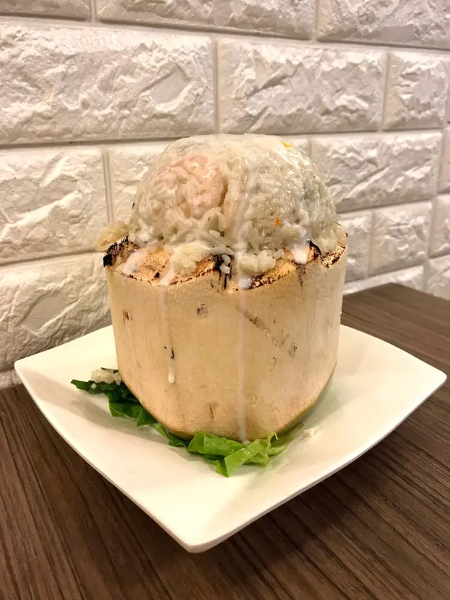 椰青焗海鮮飯