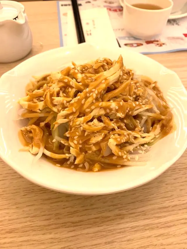 份量多,麻醬夠濃但偏甜,粉皮軟硬適中