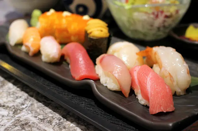 中吞拿魚腩、赤身、三文魚腩、油甘魚、赤蝦、帶子、海膽軍艦、時令魚兩款、卷物三件、牛肉烏冬、味噌湯、沙律及漬物