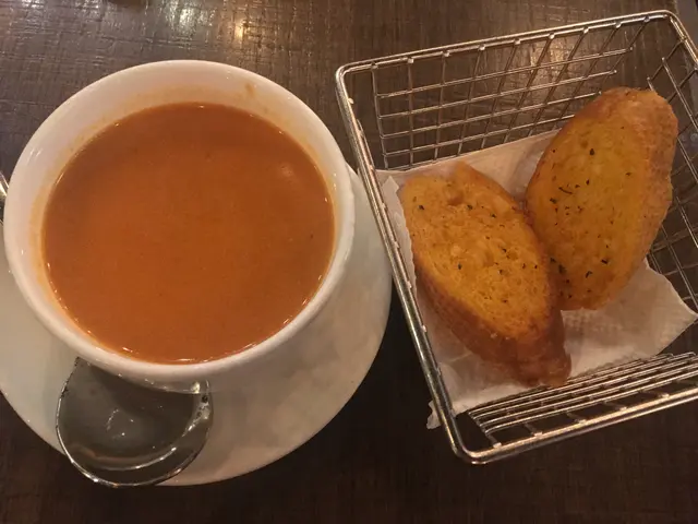 是日餐湯配蒜蓉包