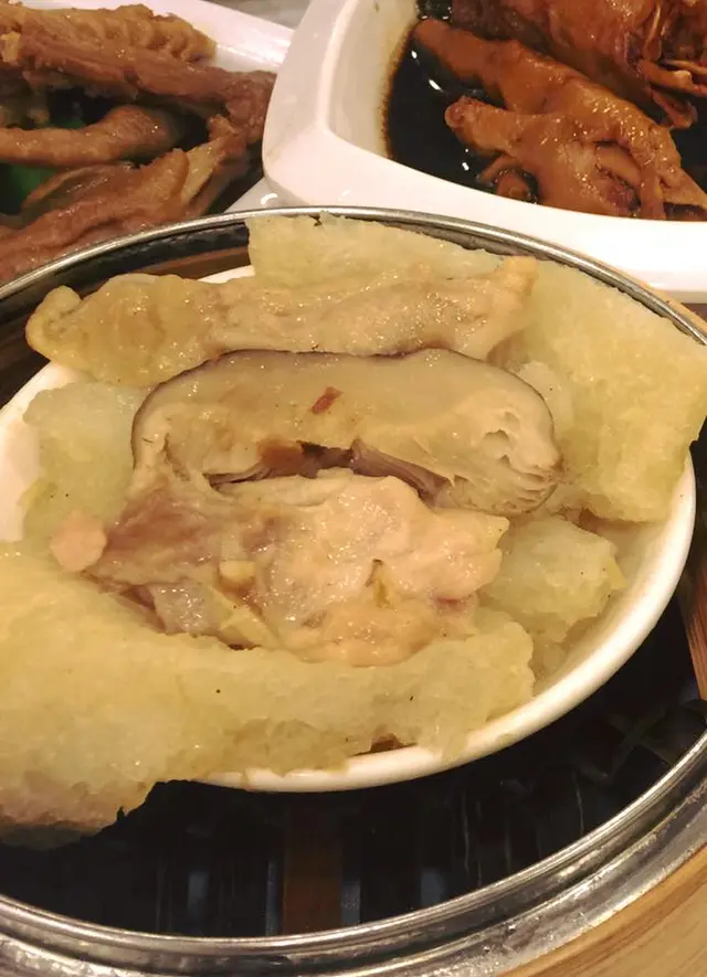 北菇棉花雞、滷水鵝掌翼、鮑汁雞腳