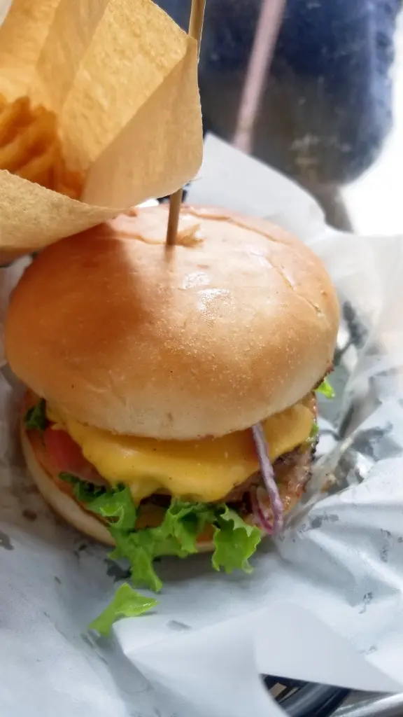 另加生洋蔥($2) 嘅黑松露芝士牛堡($50),漢堡扒用慢煮方法,再即場煎香,配上棇露醬,芝士,香氣味道都好夾