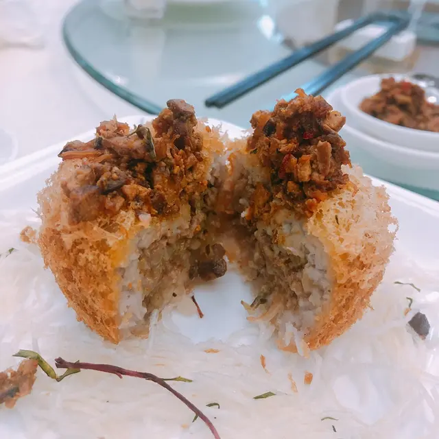 荔芋乳鴿酥 配自家制烤肝XO醬