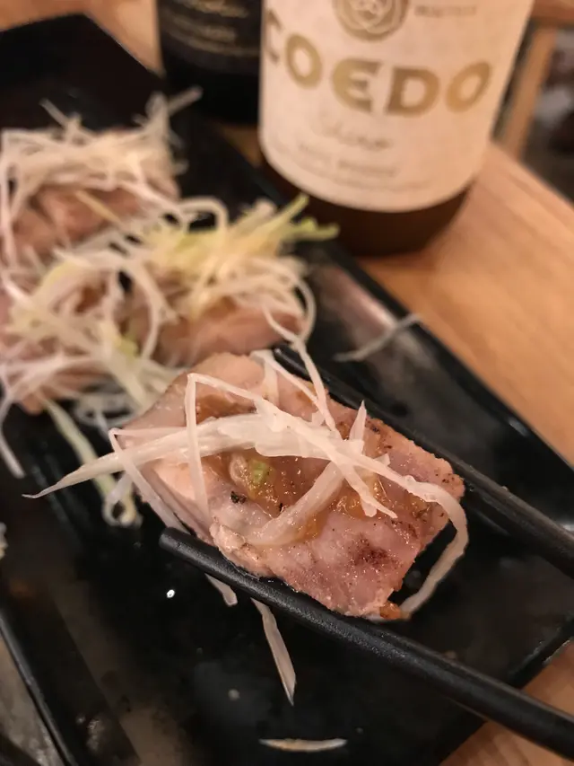 面頭有大量香口嘅葱絲, 佐酒真係一流