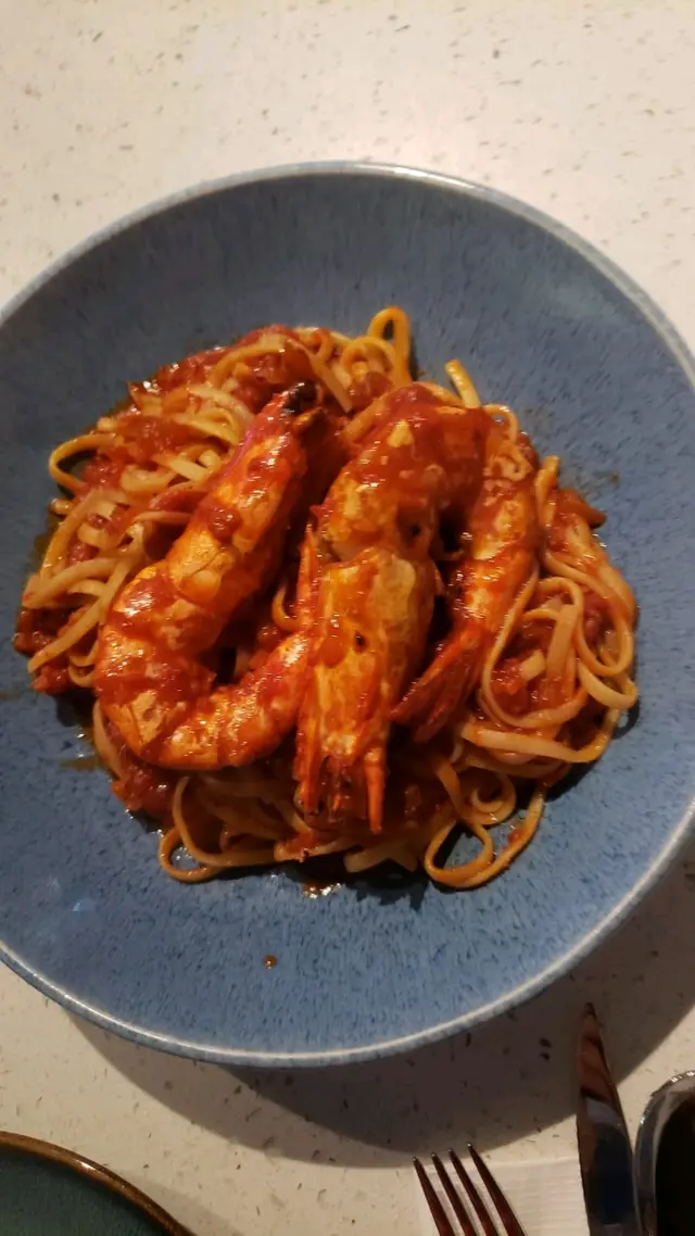 燒大蝦配香草蕃茄汁扁意粉