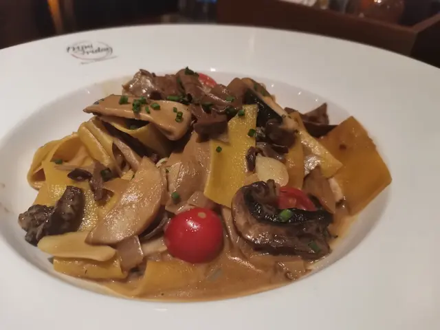 牛肝菌啡菇闊麵