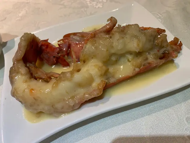 龍蝦揀左芝士焗,虎蝦要左干燒汁煮~ 龍蝦幾大隻,厚肉爽彈, 芝士焗龍蝦簡直係perfect match!