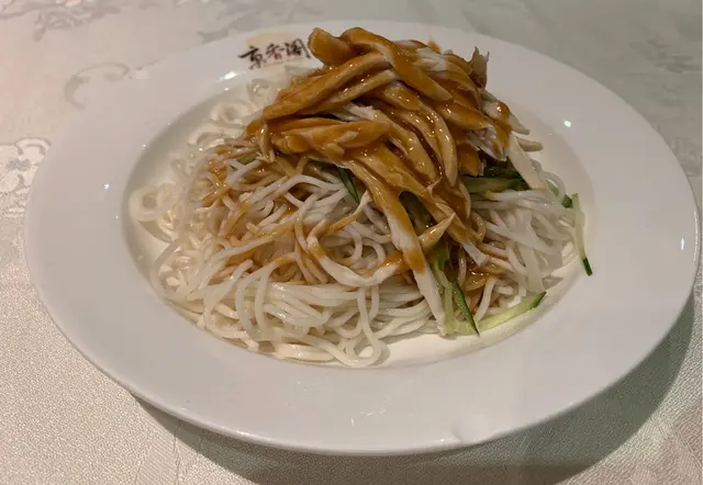 冷麵無預期嘅質地咁好食, 口感有點粉, 不過雞絲倒是份量足,還不錯吧!