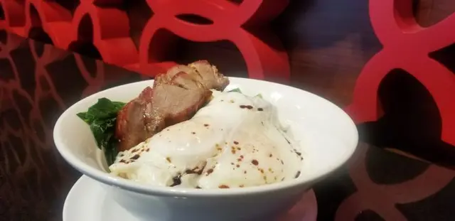 
何謂食神飯？試過就知幾好味，先講飯有甘香，其實是出自日本米，吃時將日本蛋撈勻，加埋厚切叉燒，配上那自家製豉油，真是食神上身，太好味了，至今仍好回味。
