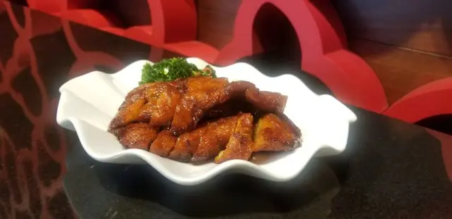 
自問無肉歡的我，今次都要對素食重新深深的愛上，話說呢味素叉燒都不知為何會點選了，但一入口真是給我好大的驚喜，實在太好味了，雖然是麵筋做，但做得出神入化外脆內嫩，較真叉燒更有口感，而且不是肉，減少了罪咎感，所以吃得份外滋味。
