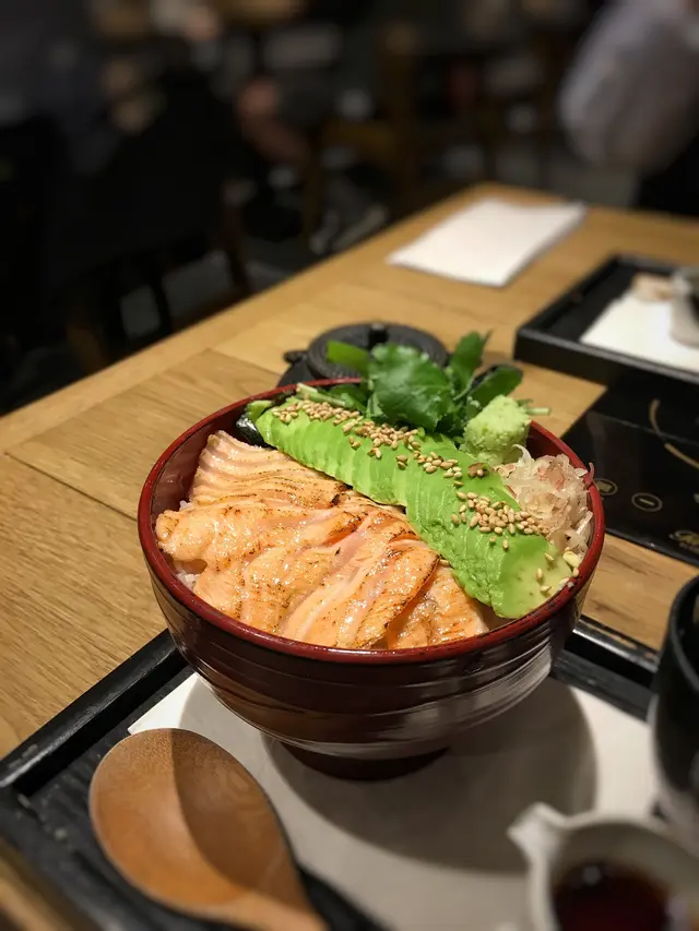 炙燒三文魚牛油果丼