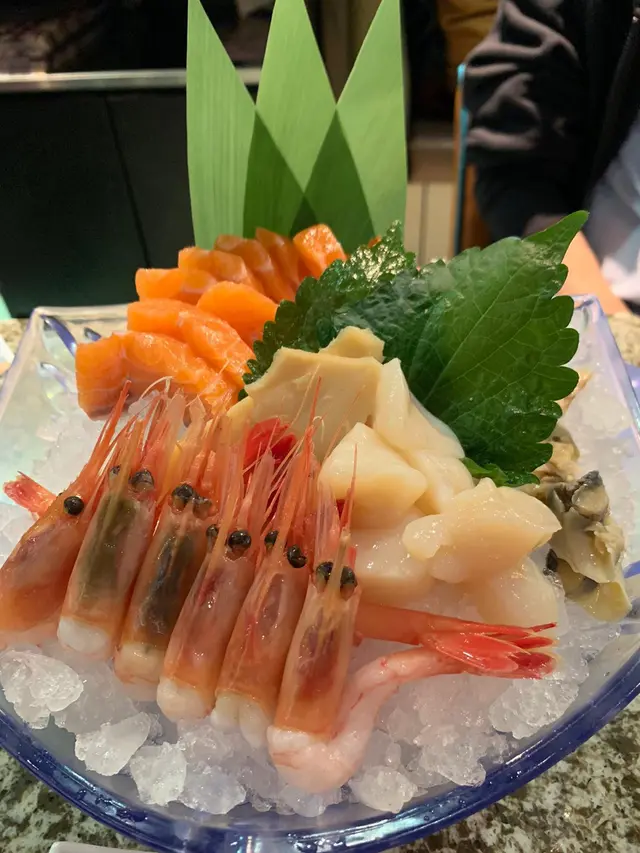 超出預期的新鮮，帶子大粒，赤蝦幾好食，但吞拿魚多筋，赤貝都幾好食，刺身令我翻點多兩轉