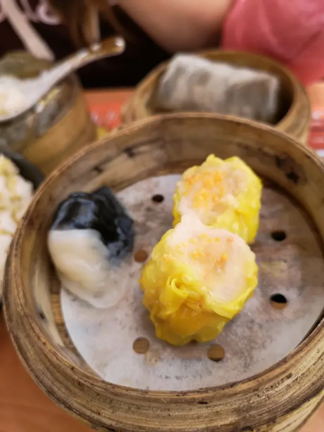 Sorry, 我食左兩粒先影， 依個蝦餃依間鋪本身已經係得3粒，但佢個size還要超級縮水自稱微你，但黑白皮完全無特別味道，蝦米一米無筍無肉，我用不知所謂去形容都算比面你， 燒賣豬肉用機攪，你做點心專門店依個食客都知既切肉燒賣常識，一句已經證明你個燒賣何其失敗