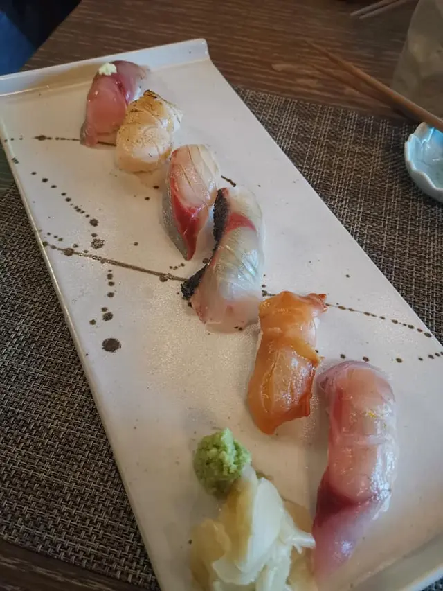 對鍾意吃日本料理既人黎講真係睇得出質量不過如此...好似去左千兩..經理解釋坐房同坐bar有分別(當日bar滿座)咁點解價錢一樣?