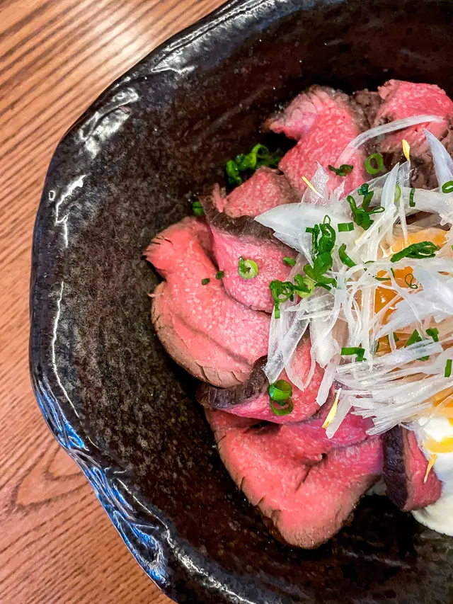 酸忌廉慢煮牛柳丼