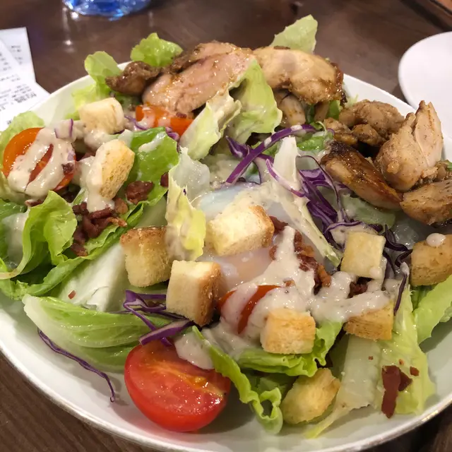 溫泉蛋凱撒沙律配燒雞扒